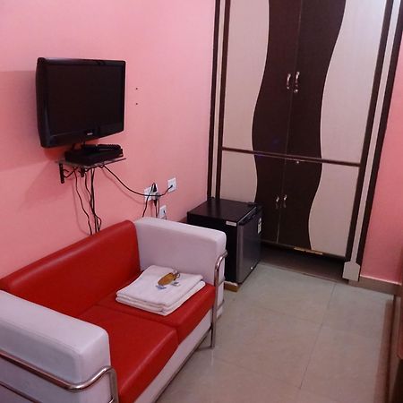 Hotel Viraat Inn Гая Екстериор снимка