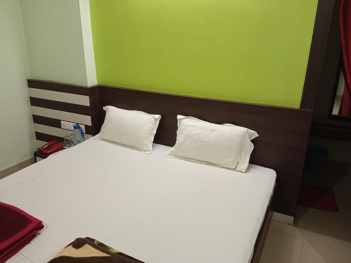 Hotel Viraat Inn Гая Екстериор снимка