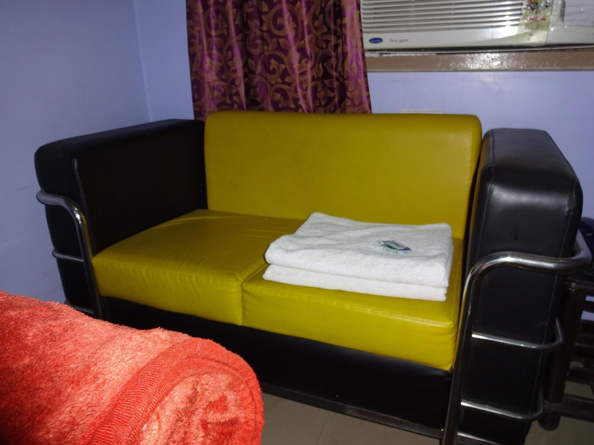 Hotel Viraat Inn Гая Екстериор снимка