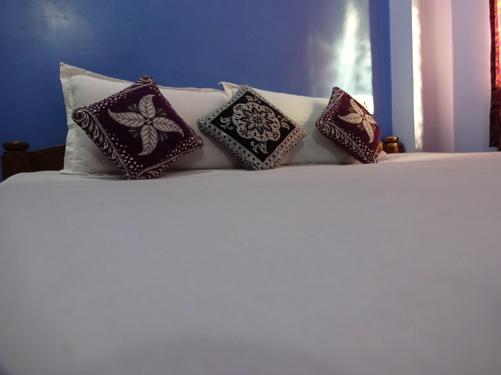 Hotel Viraat Inn Гая Екстериор снимка