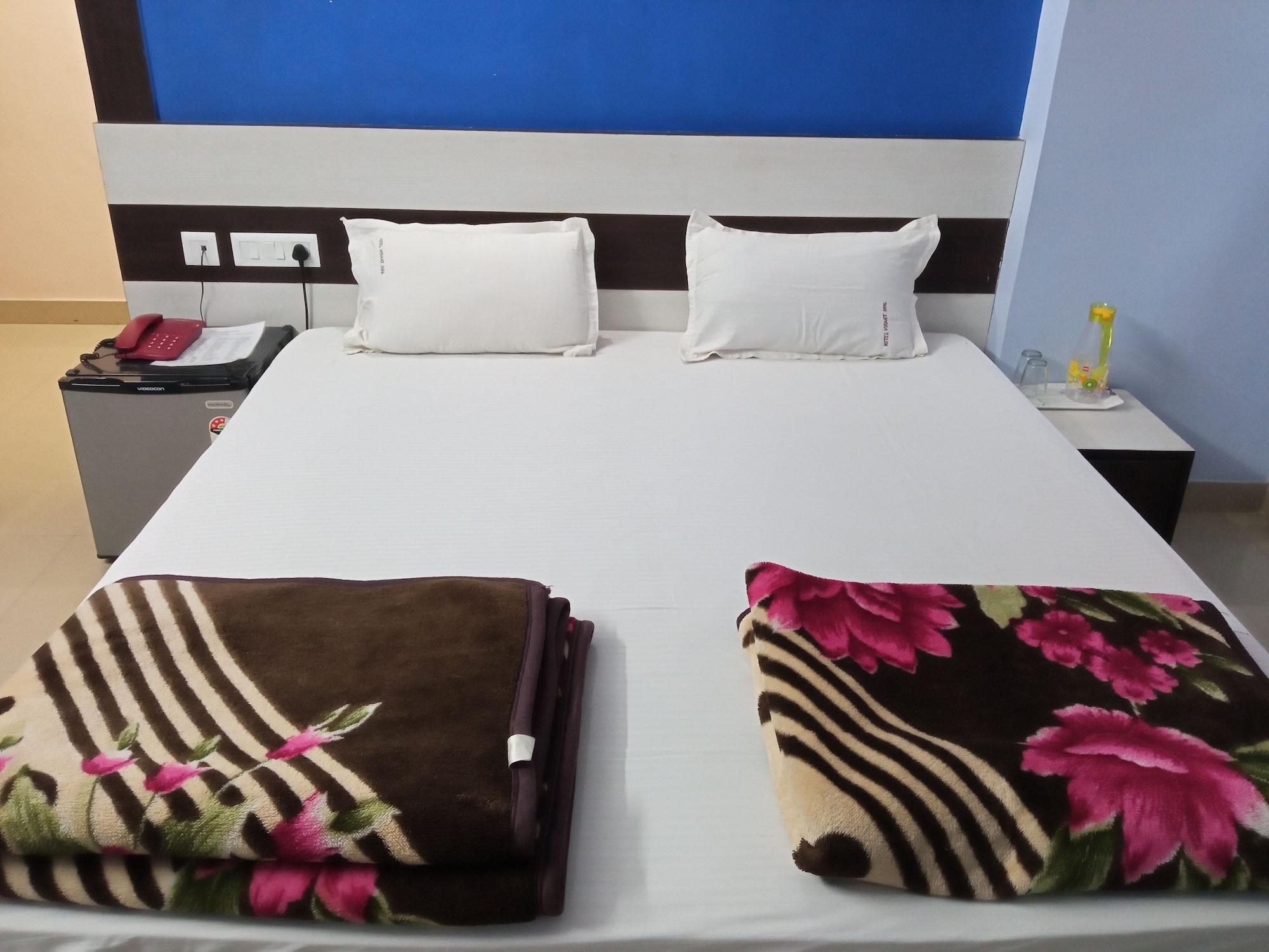 Hotel Viraat Inn Гая Екстериор снимка