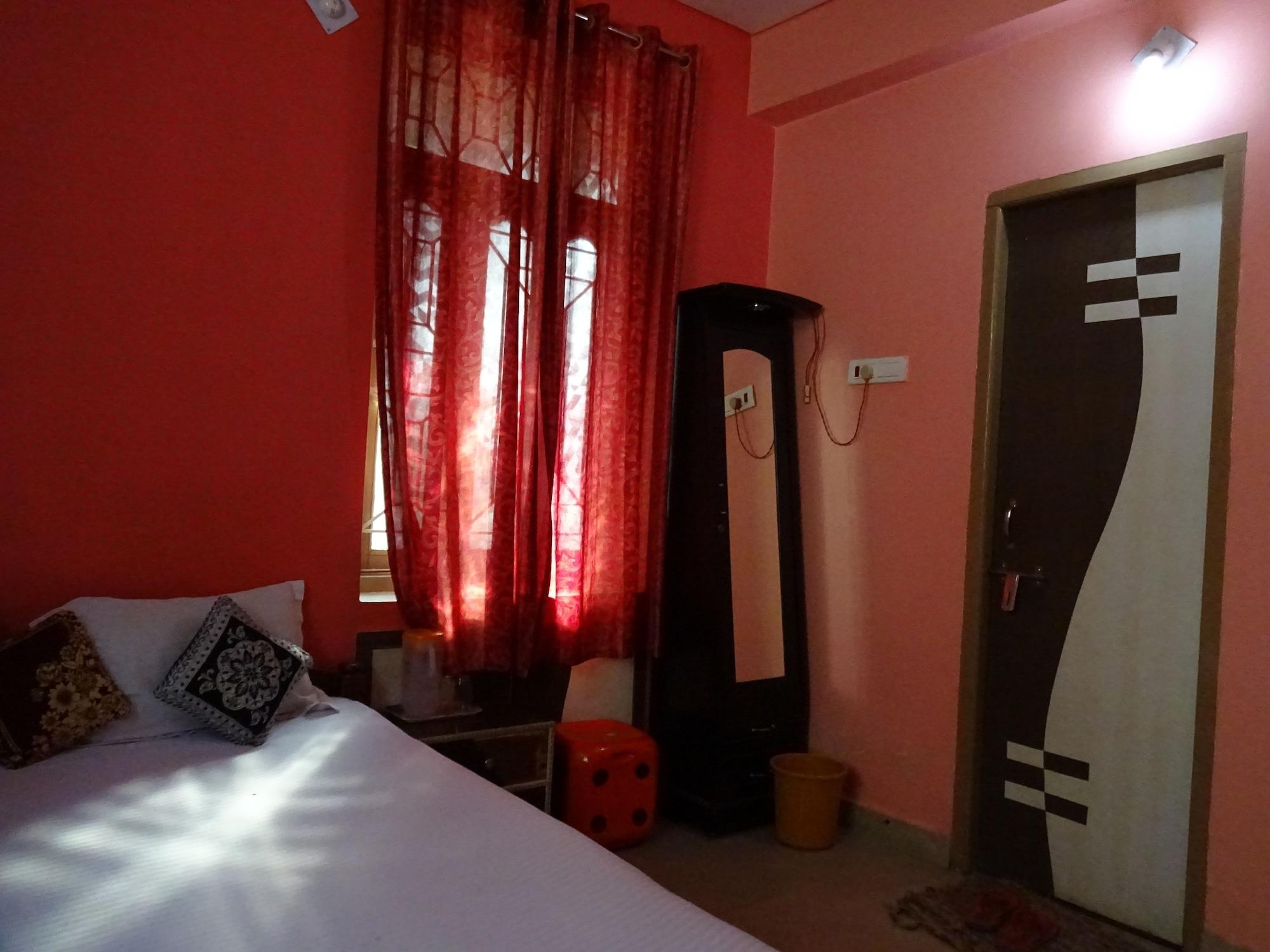 Hotel Viraat Inn Гая Екстериор снимка