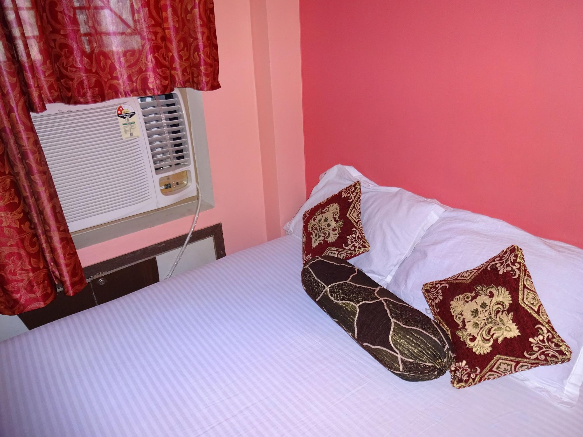 Hotel Viraat Inn Гая Екстериор снимка