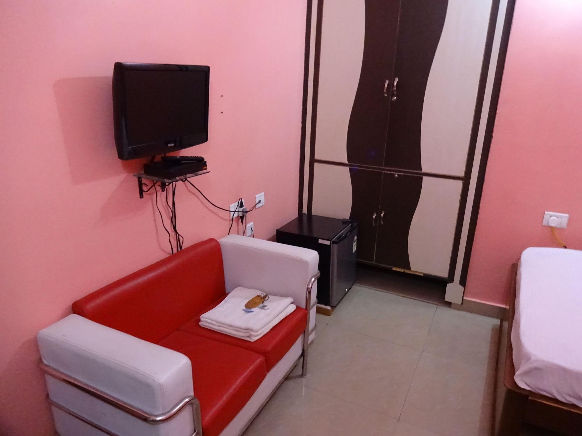 Hotel Viraat Inn Гая Екстериор снимка