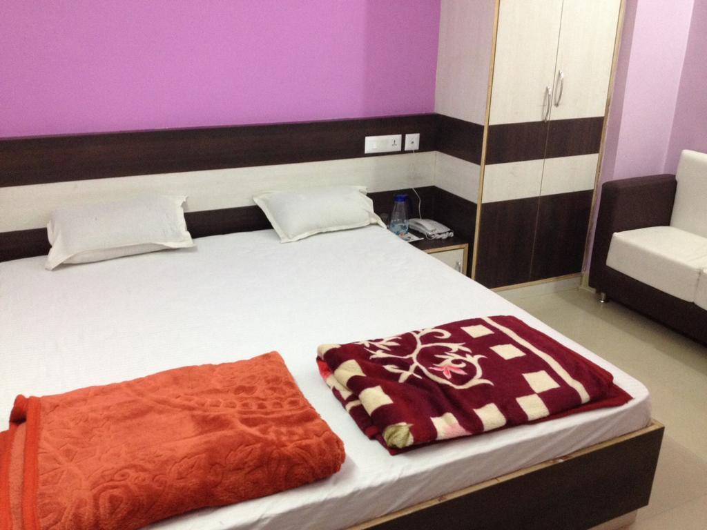 Hotel Viraat Inn Гая Екстериор снимка