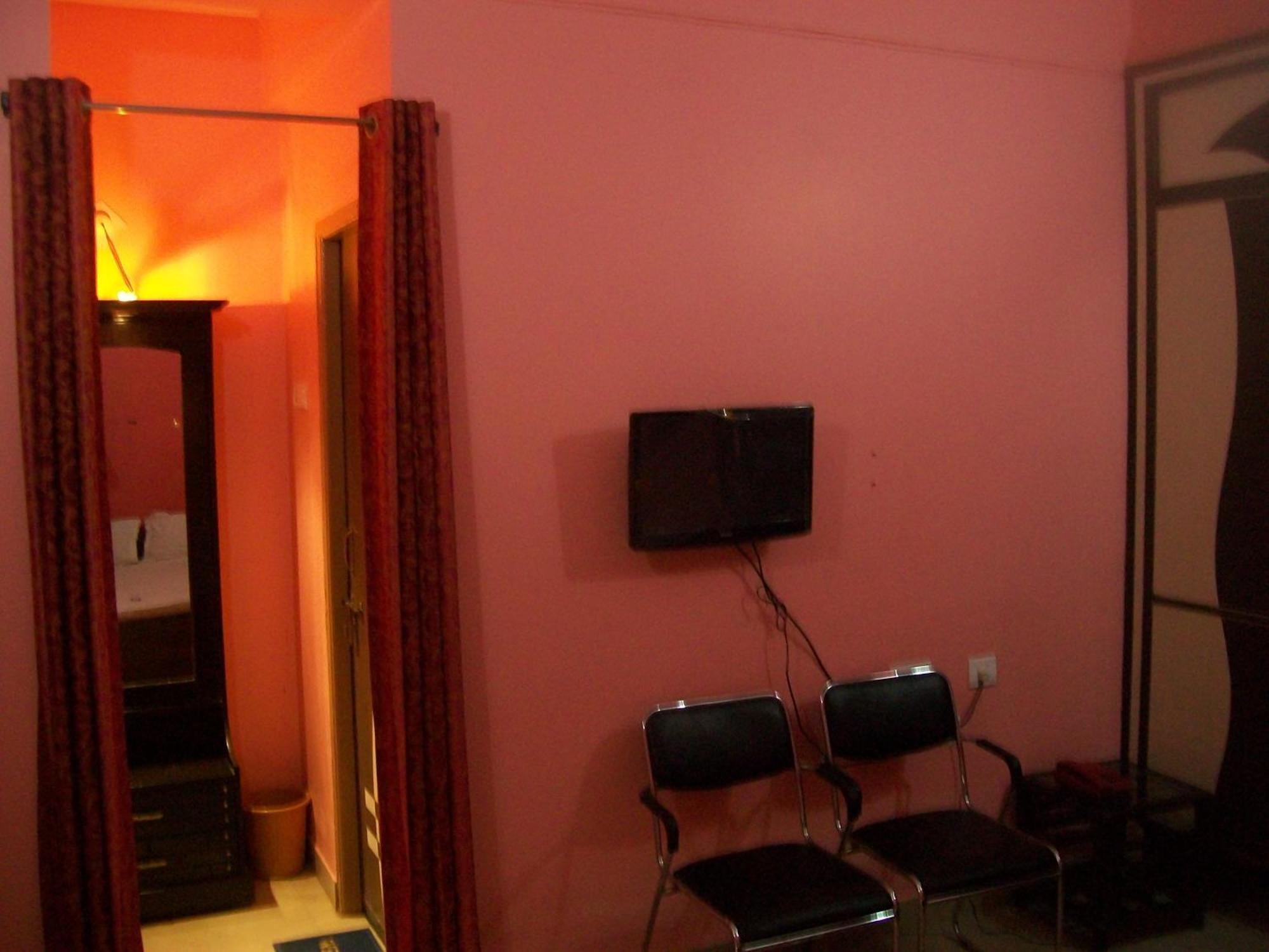 Hotel Viraat Inn Гая Екстериор снимка