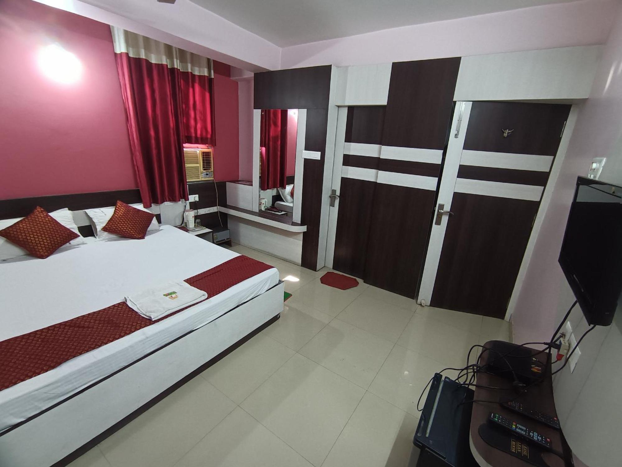 Hotel Viraat Inn Гая Екстериор снимка