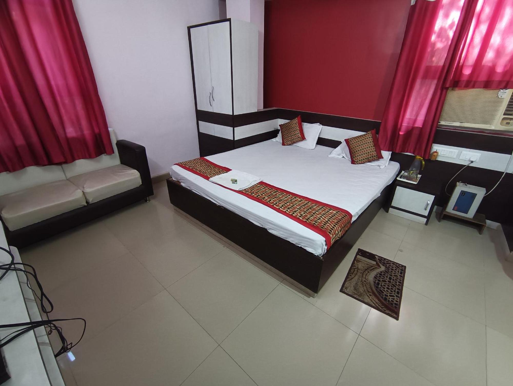 Hotel Viraat Inn Гая Екстериор снимка