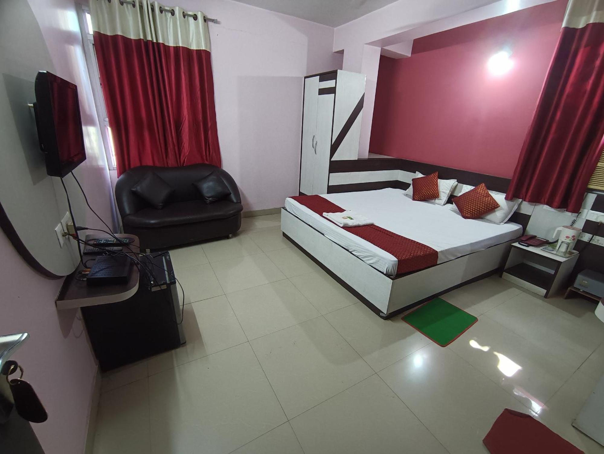 Hotel Viraat Inn Гая Екстериор снимка