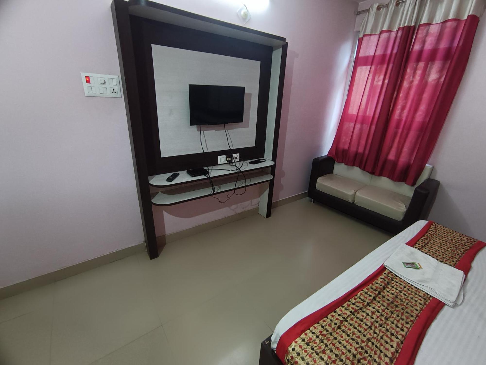 Hotel Viraat Inn Гая Екстериор снимка