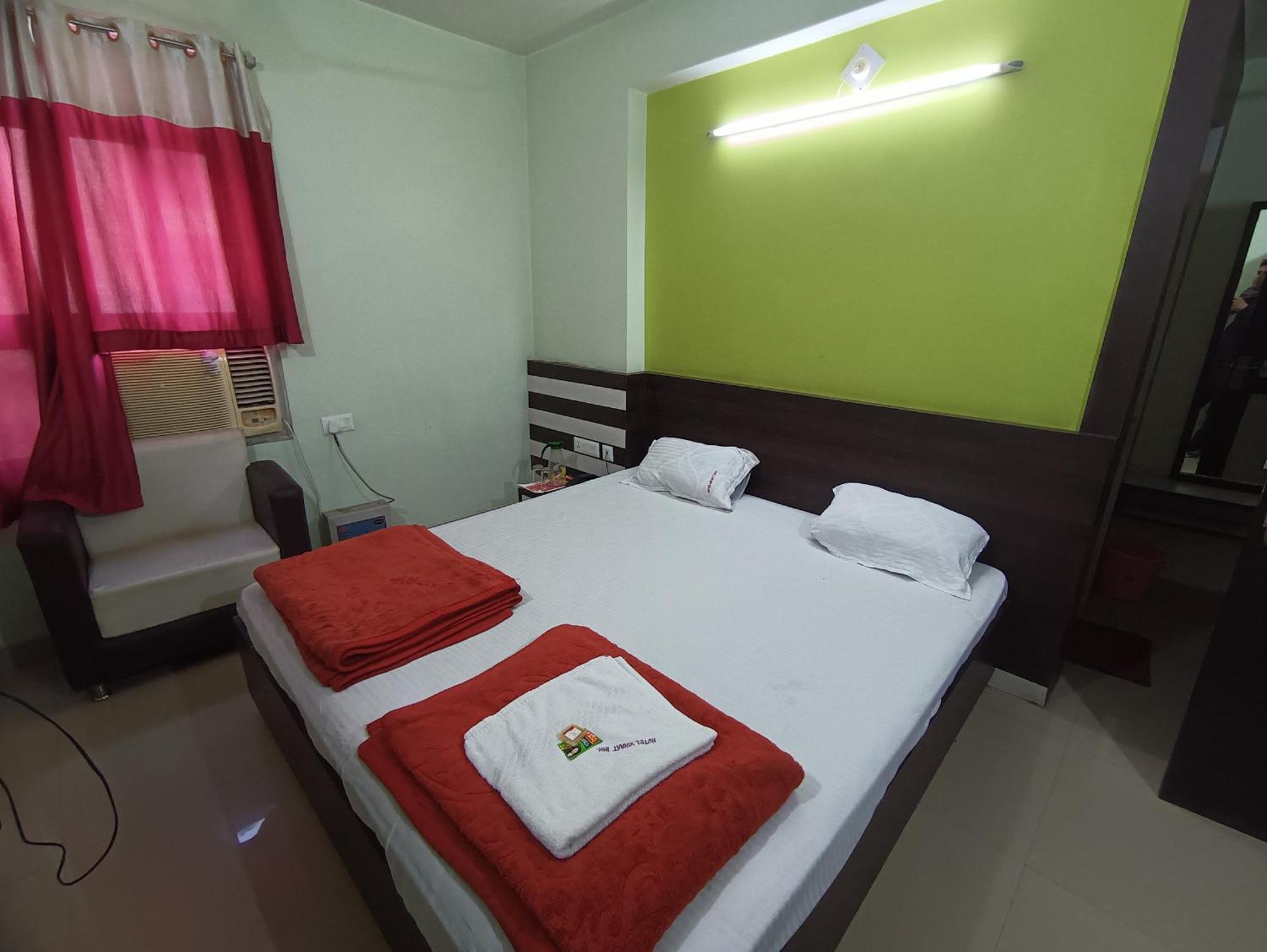 Hotel Viraat Inn Гая Екстериор снимка