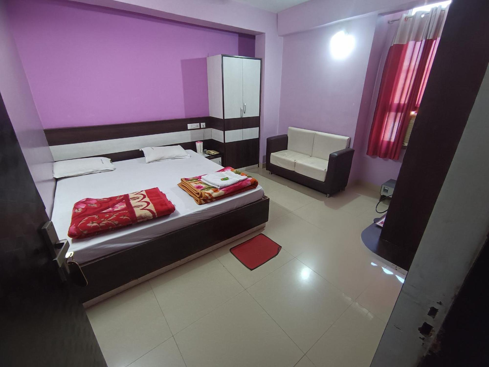 Hotel Viraat Inn Гая Екстериор снимка