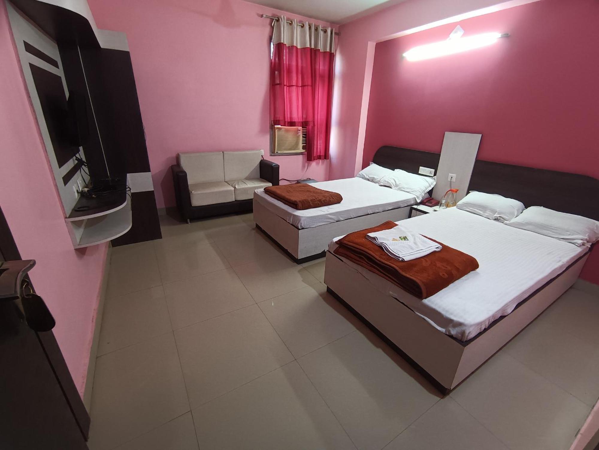 Hotel Viraat Inn Гая Екстериор снимка