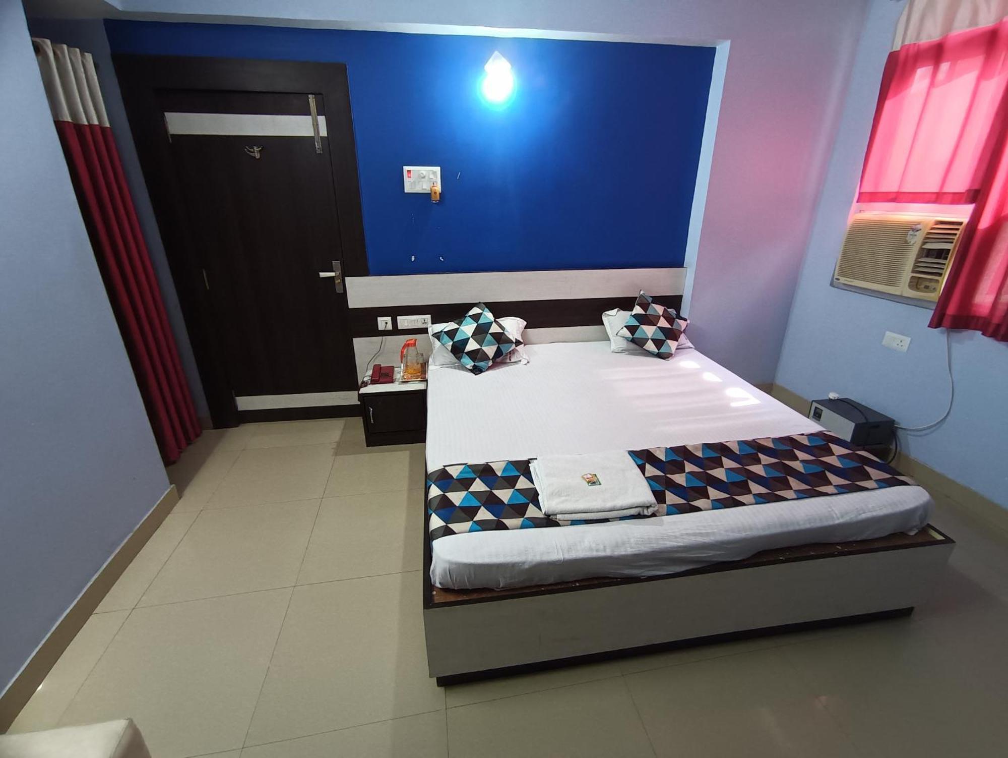 Hotel Viraat Inn Гая Екстериор снимка