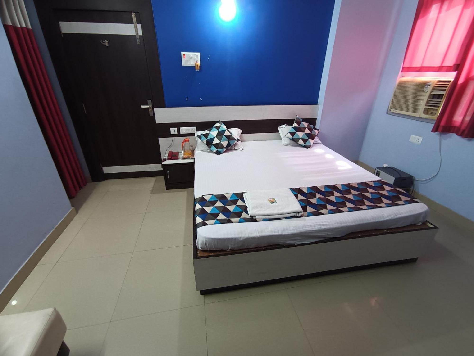 Hotel Viraat Inn Гая Екстериор снимка