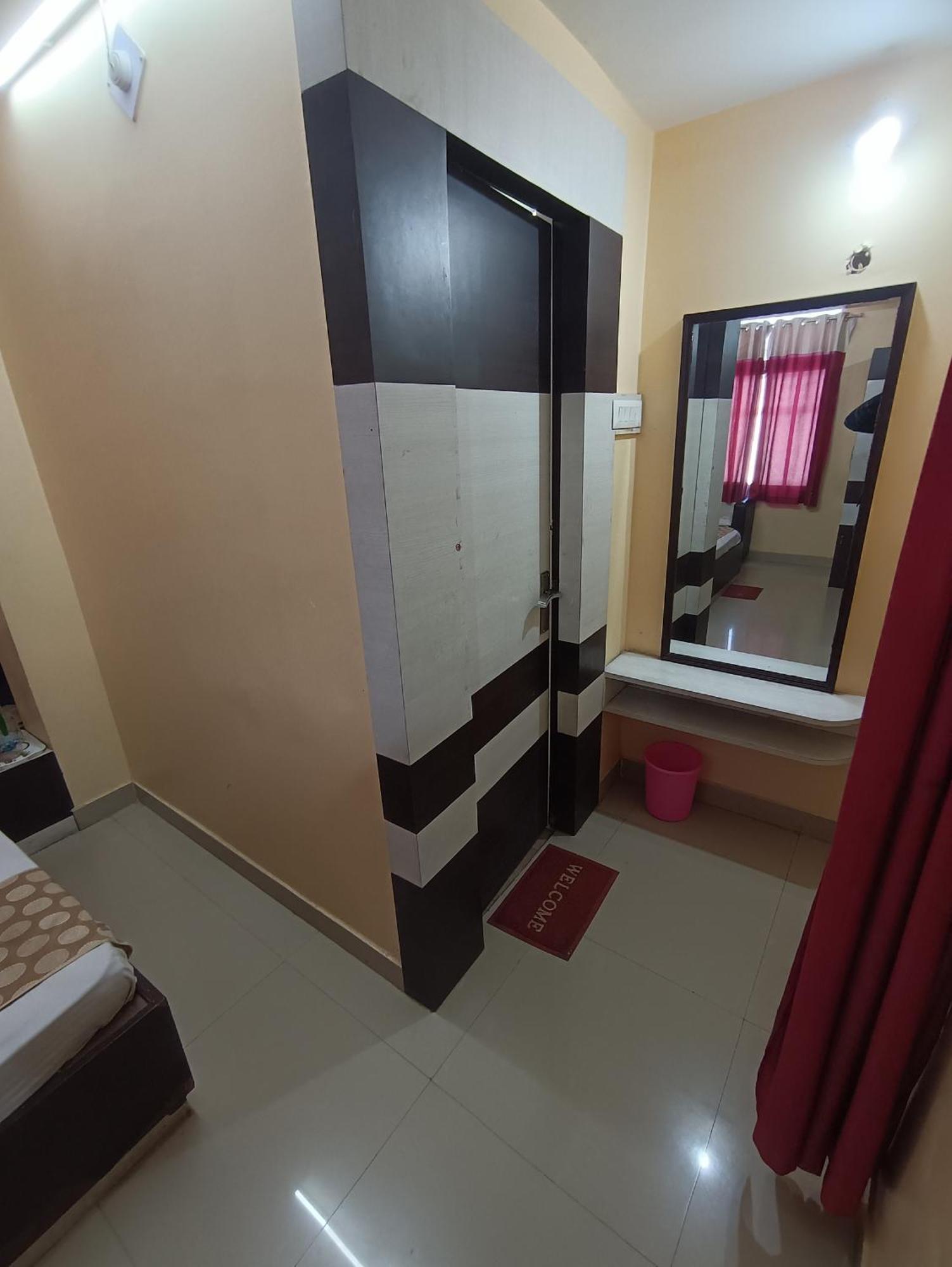Hotel Viraat Inn Гая Екстериор снимка