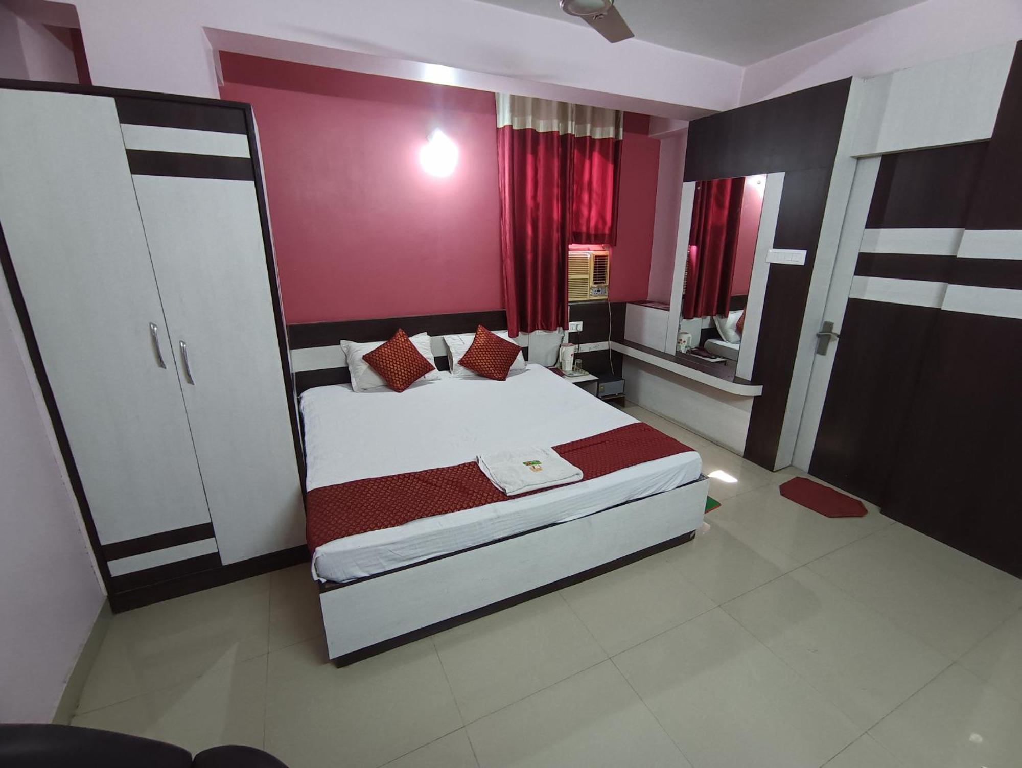 Hotel Viraat Inn Гая Екстериор снимка