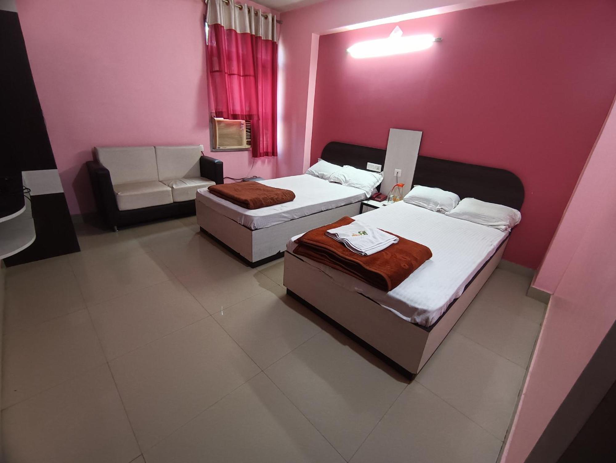 Hotel Viraat Inn Гая Екстериор снимка