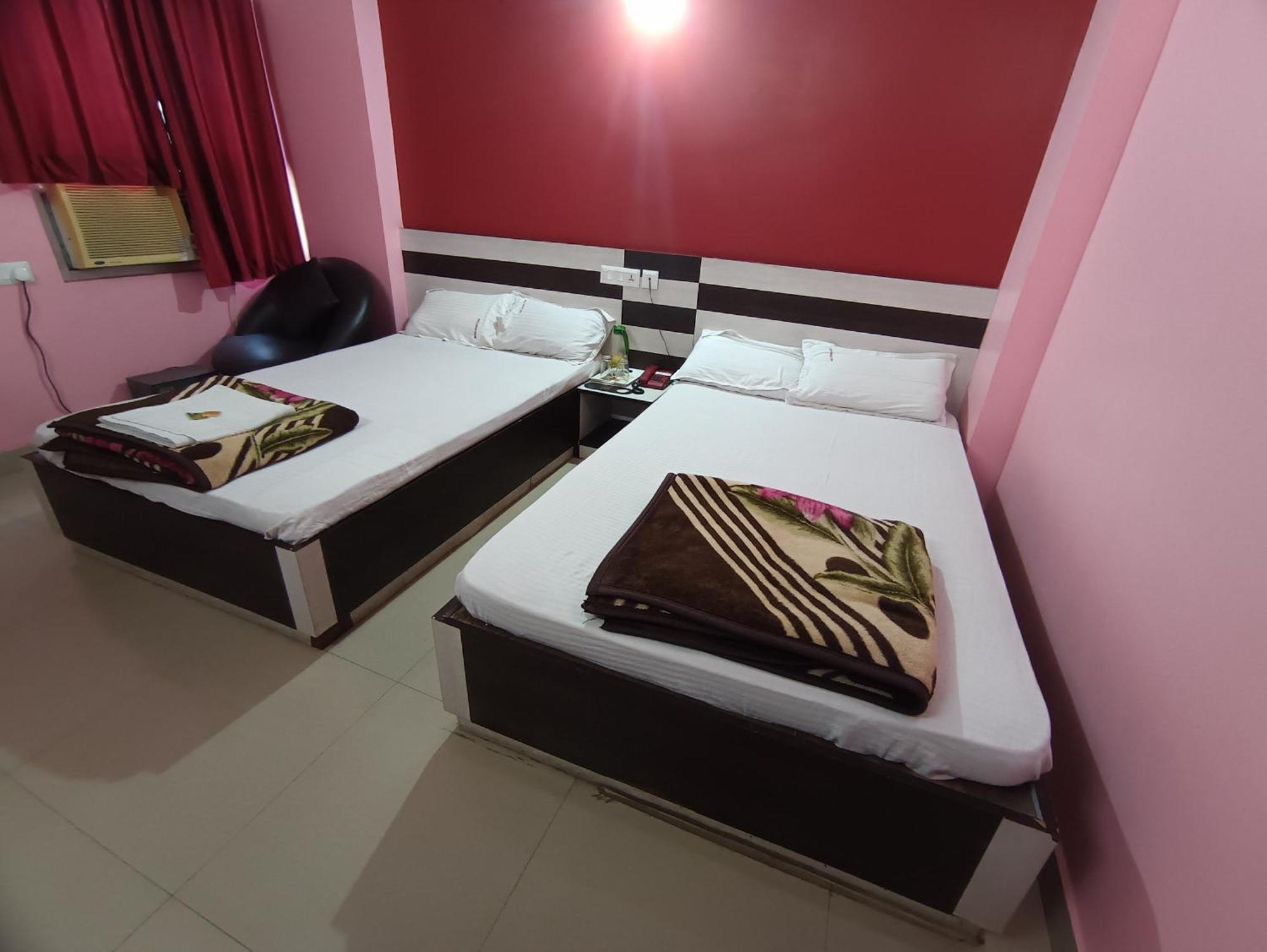 Hotel Viraat Inn Гая Екстериор снимка
