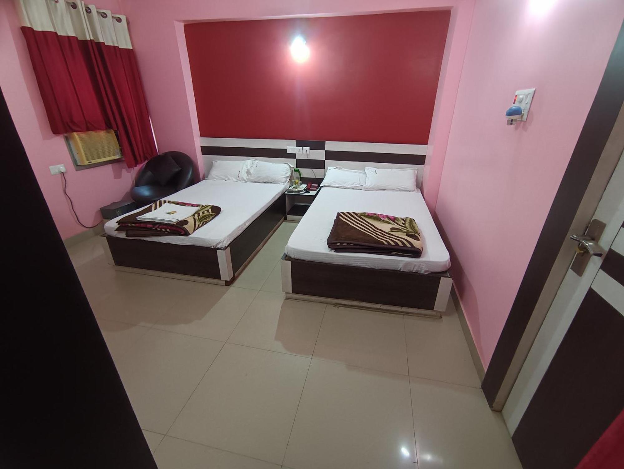 Hotel Viraat Inn Гая Екстериор снимка