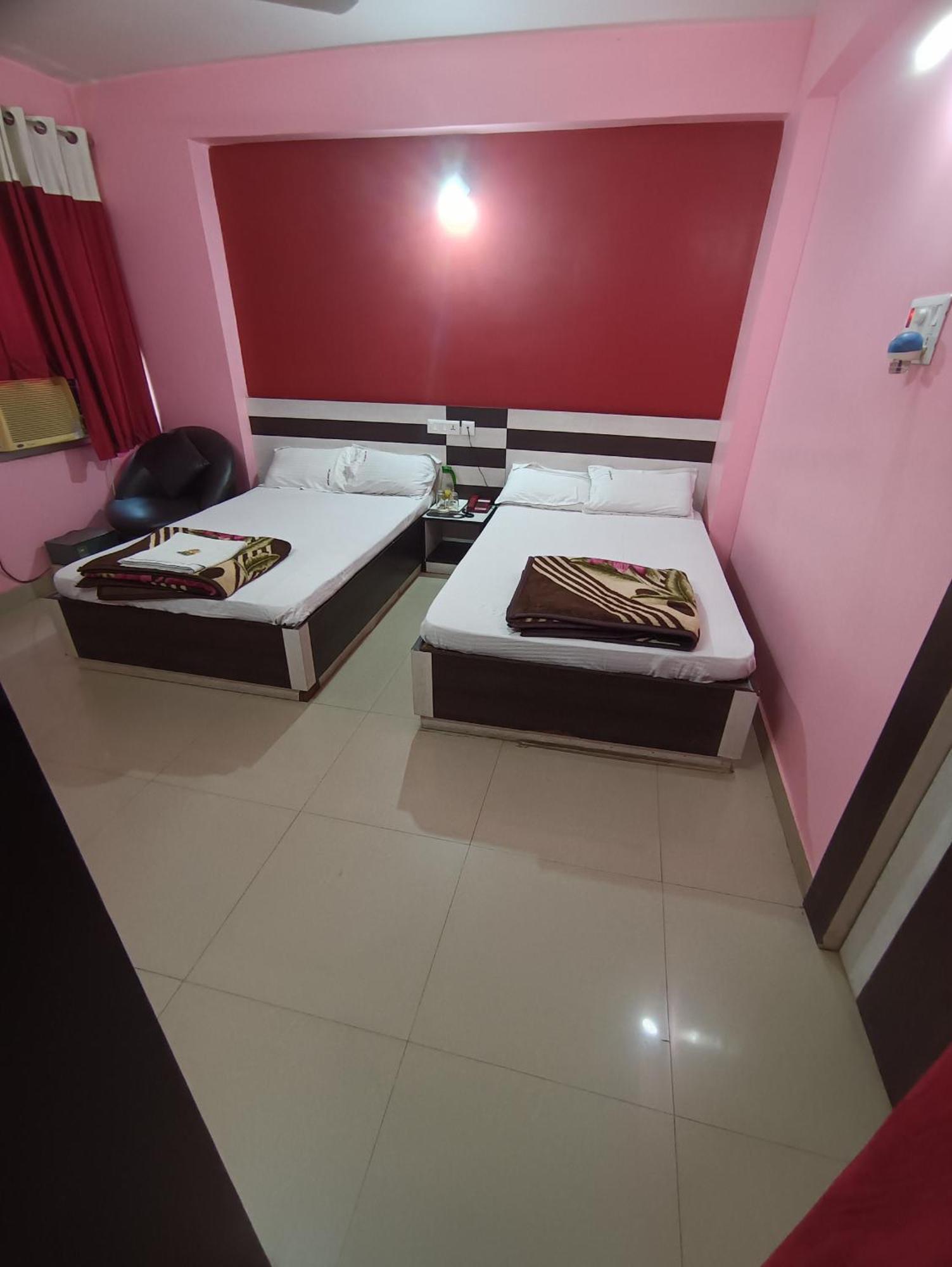 Hotel Viraat Inn Гая Екстериор снимка