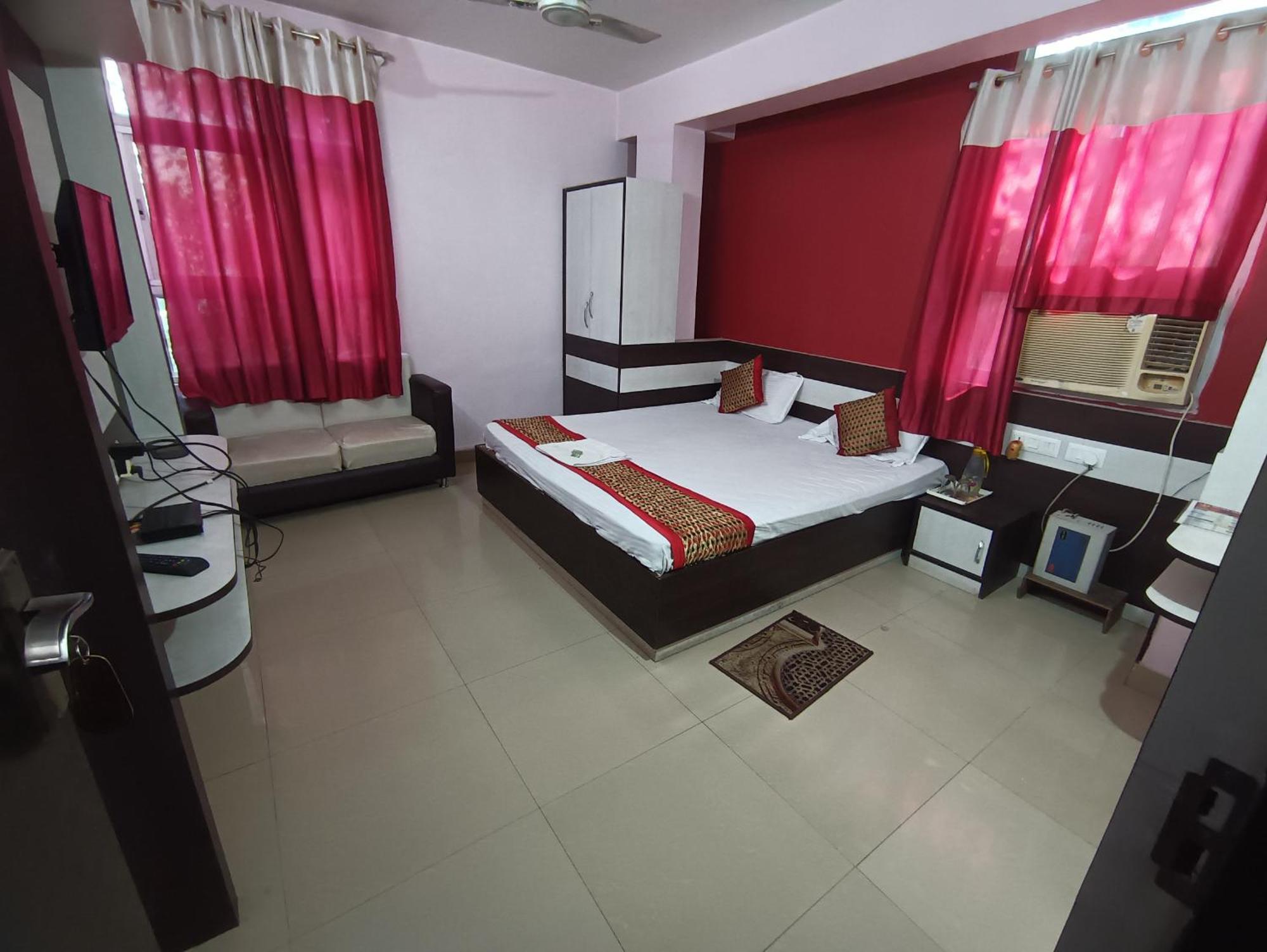 Hotel Viraat Inn Гая Екстериор снимка