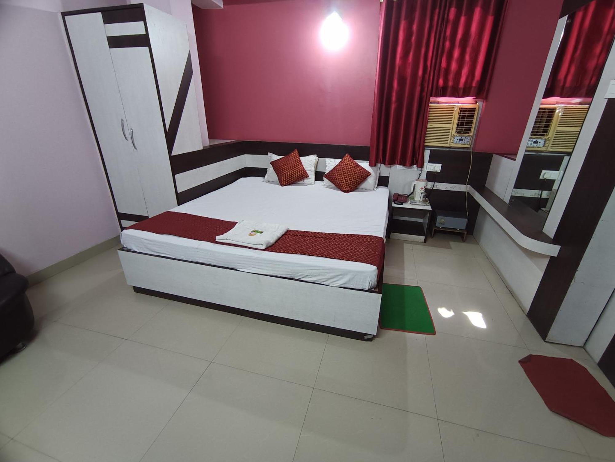 Hotel Viraat Inn Гая Екстериор снимка