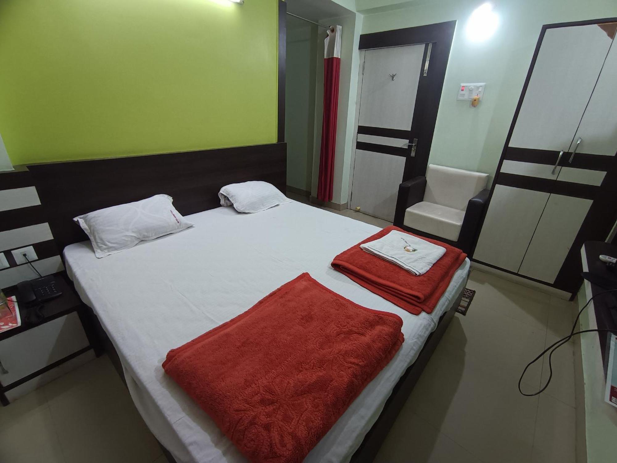 Hotel Viraat Inn Гая Екстериор снимка
