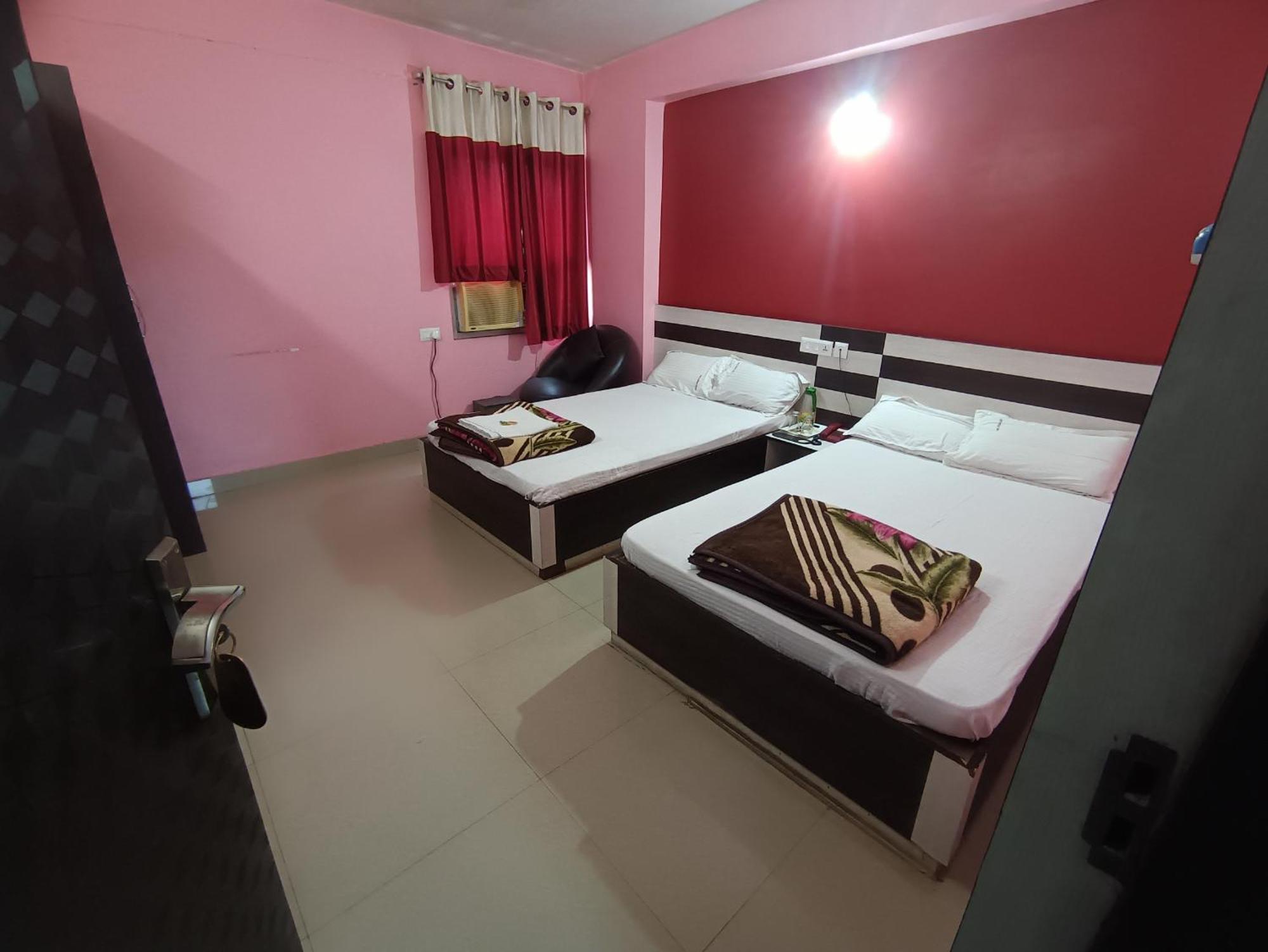 Hotel Viraat Inn Гая Екстериор снимка