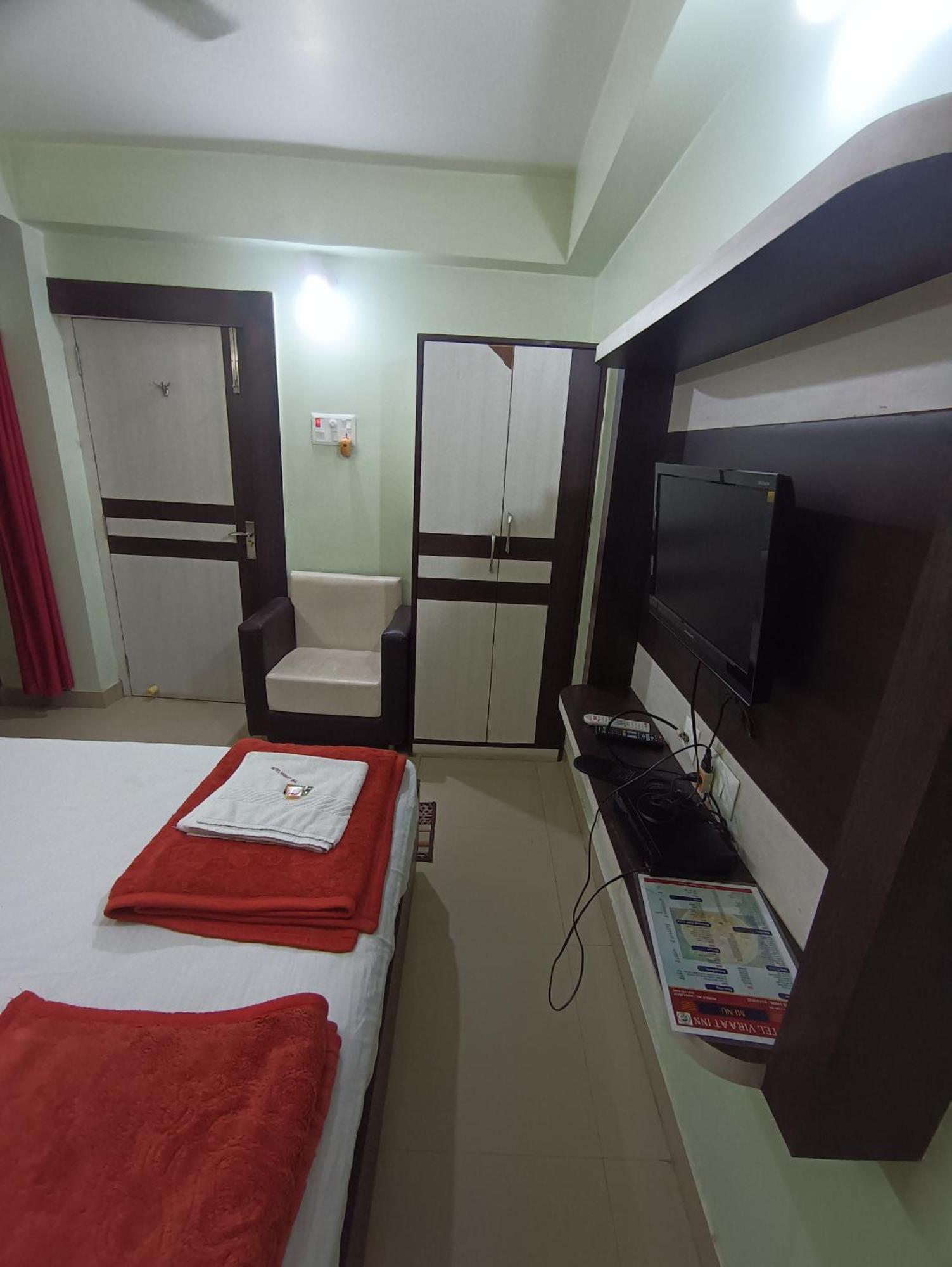 Hotel Viraat Inn Гая Екстериор снимка