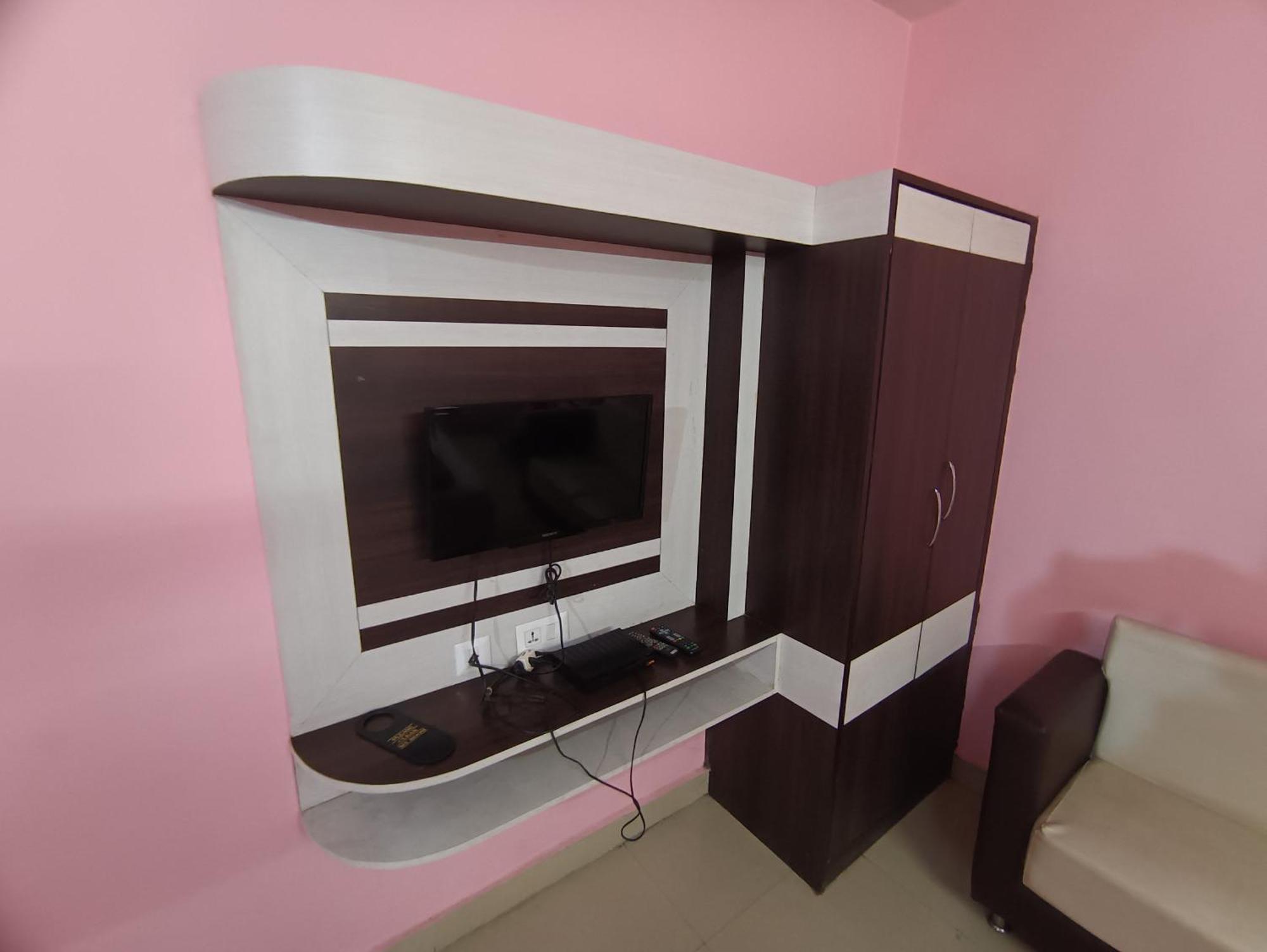 Hotel Viraat Inn Гая Екстериор снимка