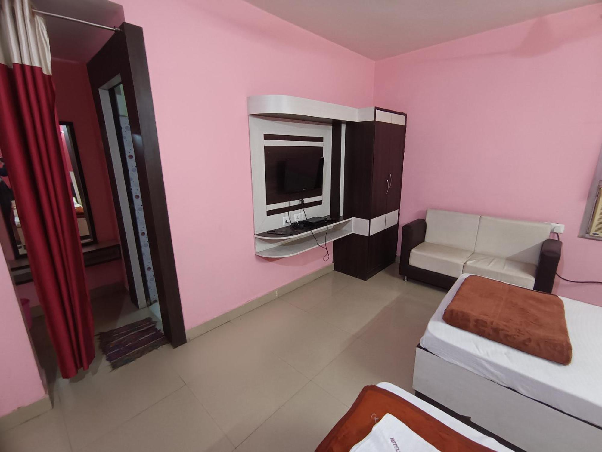 Hotel Viraat Inn Гая Екстериор снимка