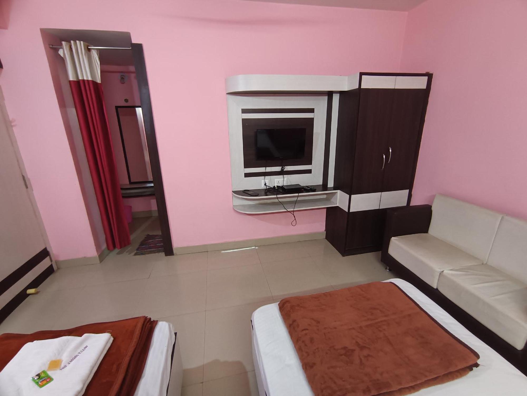 Hotel Viraat Inn Гая Екстериор снимка