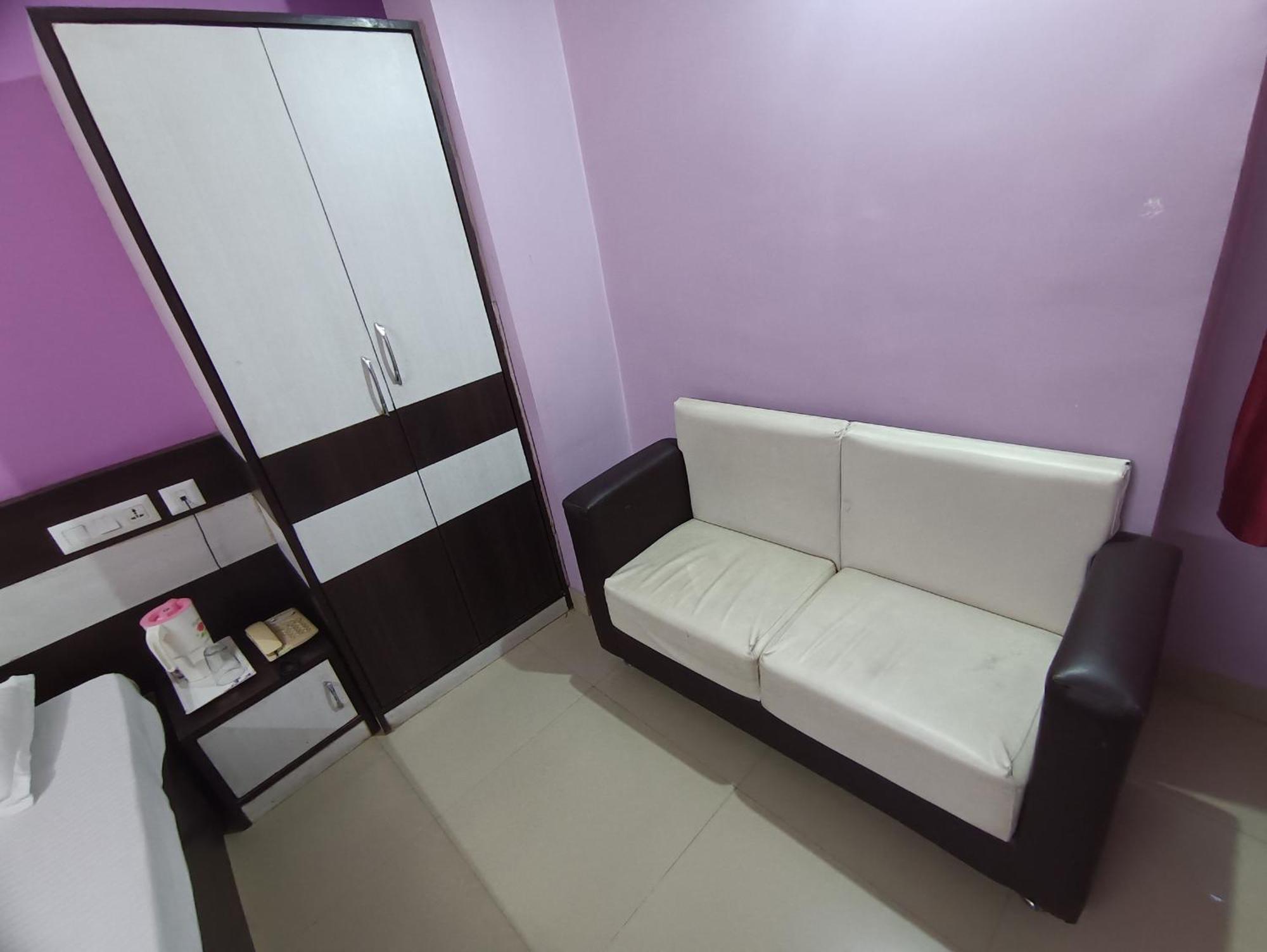 Hotel Viraat Inn Гая Екстериор снимка
