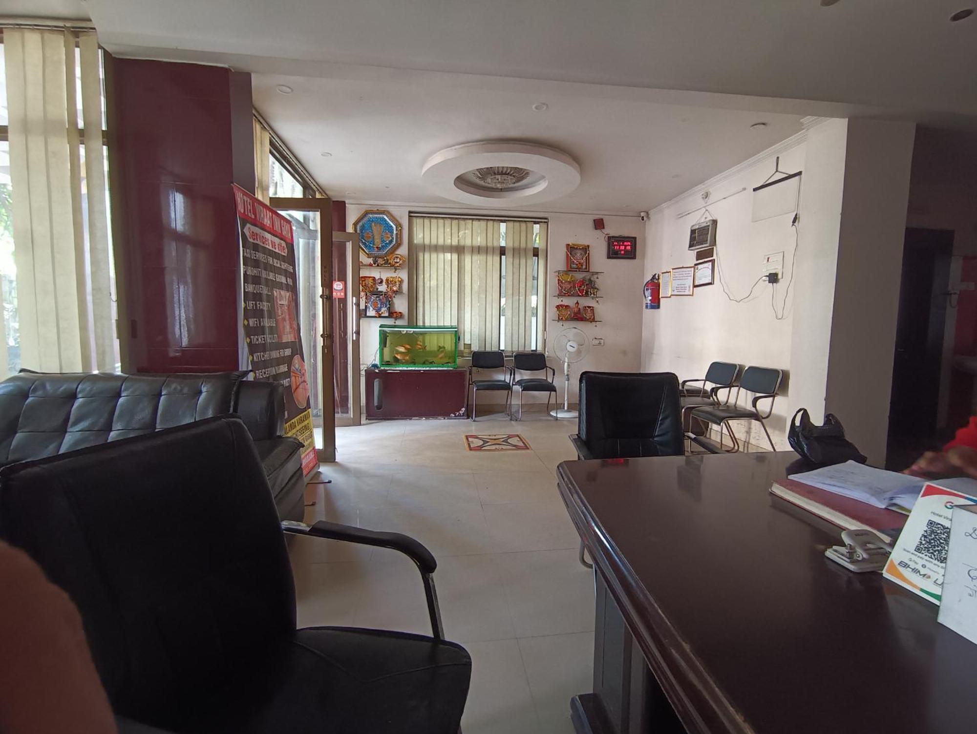 Hotel Viraat Inn Гая Екстериор снимка