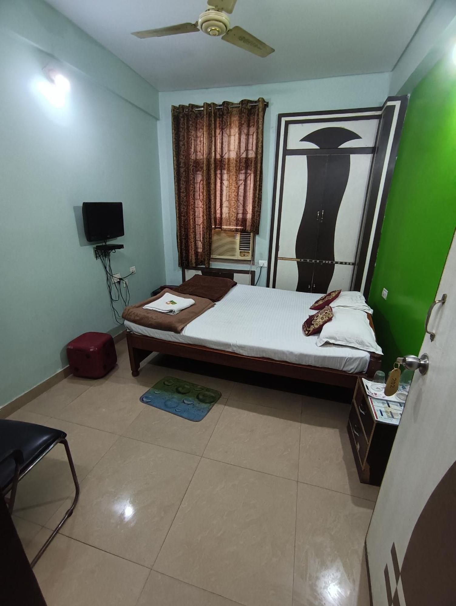 Hotel Viraat Inn Гая Екстериор снимка