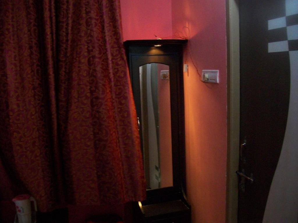 Hotel Viraat Inn Гая Екстериор снимка