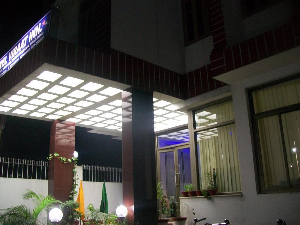 Hotel Viraat Inn Гая Екстериор снимка