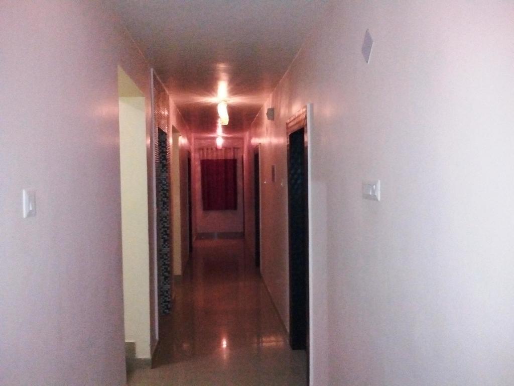 Hotel Viraat Inn Гая Екстериор снимка