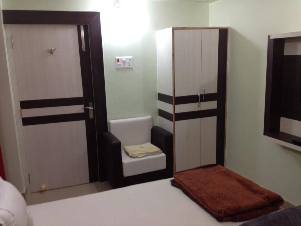 Hotel Viraat Inn Гая Екстериор снимка