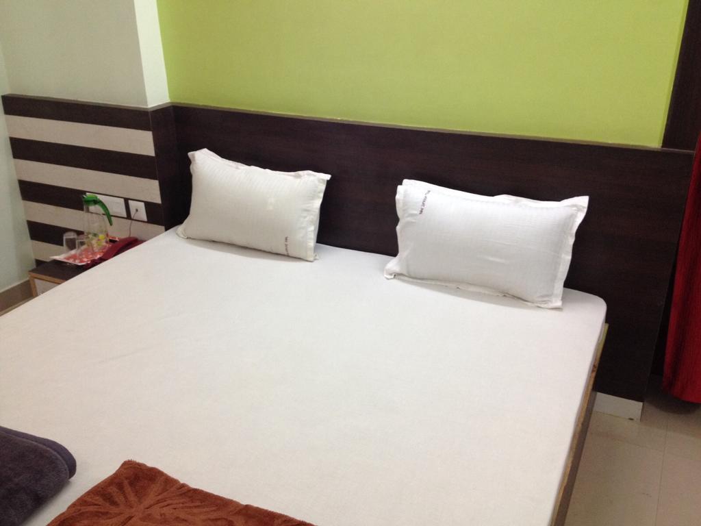 Hotel Viraat Inn Гая Екстериор снимка